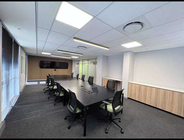 1,332M² OFFICE TO LET IN VORNA VALLEY